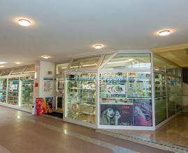 NEGOZIO ALL'INTERNO DEL CENTRO COMMERCIALE