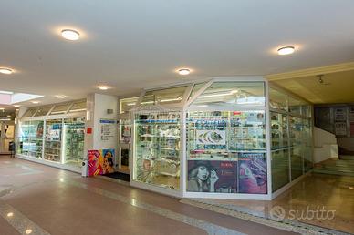 Subito Bardolino NEGOZIO ALL INTERNO DEL CENTRO COMMERCIALE