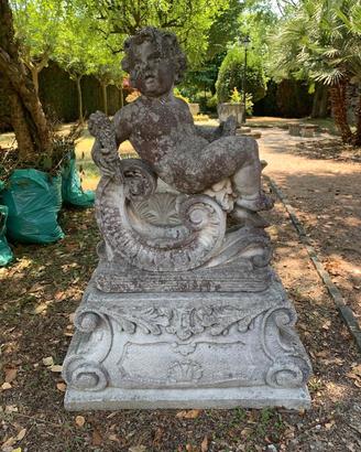 Vecchia statua da giardino in cemento