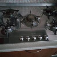 Piano cottura 5 fuochi Smeg e Cappa