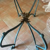 Tavolo in ferro battuto con lavorazione artistica