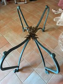 Tavolo in ferro battuto con lavorazione artistica