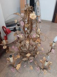 lampadario vintage con decorazioni in porcellana 