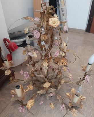 lampadario vintage con decorazioni in porcellana 