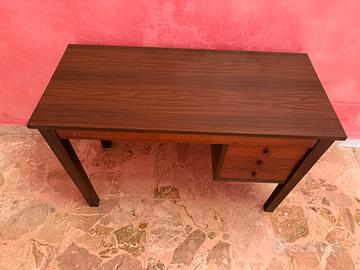 Scrivania in legno