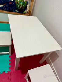 Tavolino Ikea con 2 sedie in legno