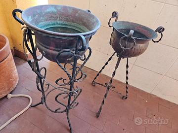 Treppiede ferro battuto portavaso in rame 