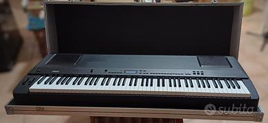 Stage piano YAMAHA P200 + flight case rigida