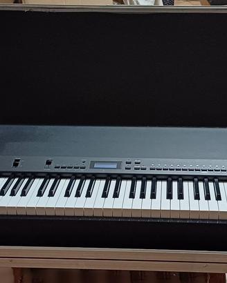 Stage piano YAMAHA P200 + flight case rigida