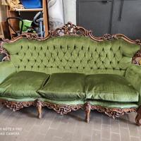 divano vintage in velluto verde barocco rococò