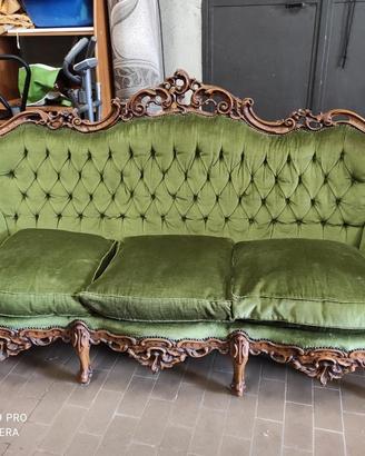 divano vintage in velluto verde barocco rococò
