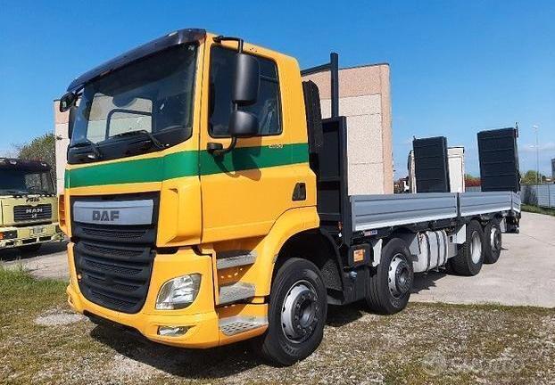 DAF CF 460 quattro assi pianale con rampe