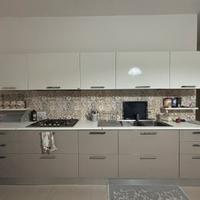 Cucina Scavoli con tavolo ed elettrodomestici