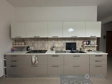 Cucina Scavoli con tavolo ed elettrodomestici