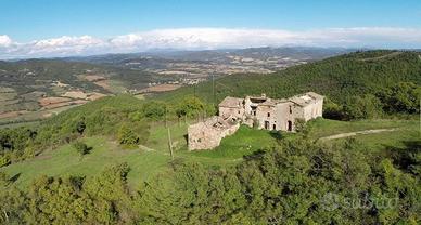 Rustico / Casale di 1150 m² con più di 5 locali a 
