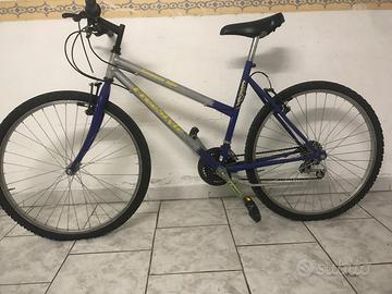 mountain bike blu con cerchi da 26" - taglia M