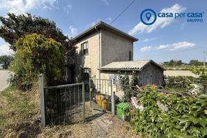 Casa singola con garage e giardino