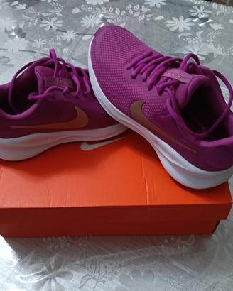 scarpe d'atletica nuove 