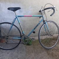 bici da corsa con doppi freni sul manubrio