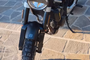 Husqvarna SvartPilen 401
