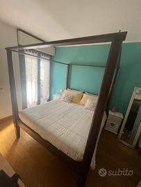 Letto a baldacchino in legno