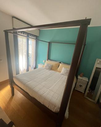 Letto a baldacchino in legno
