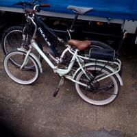 due biciclette in blocco Graziella e mountain bike