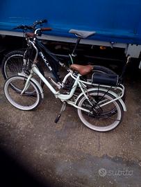 due biciclette in blocco Graziella e mountain bike