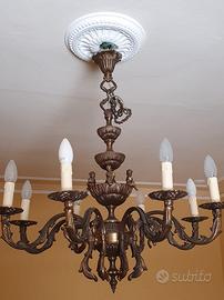 Pesante lampadario in bronzo 