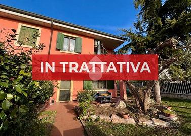 VILLA A SCHIERA D'ANGOLO A SONA