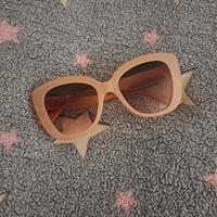 Occhiali da sole rosa con protezione UV