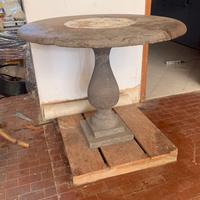 Tavolo in pietra antico con medaglione in ceramica