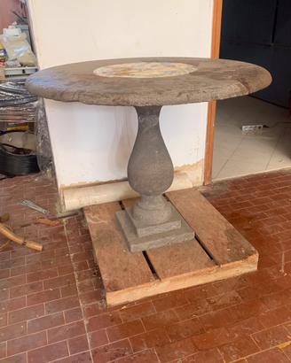 Tavolo in pietra antico con medaglione in ceramica