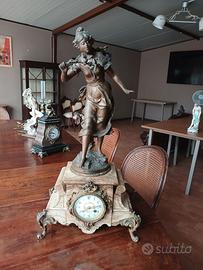 Orologio da camino francese in bronzo e marmo