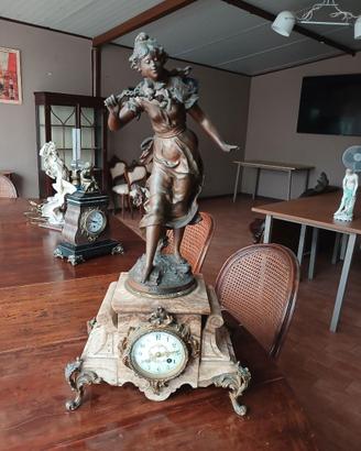 Orologio da camino francese in bronzo e marmo