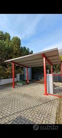 tettoia con struttura in ferro rossa