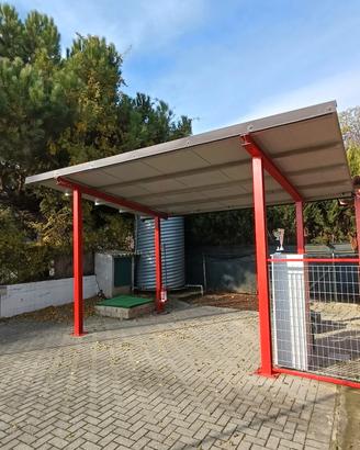 tettoia con struttura in ferro rossa