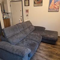 Divano letto con chaise longue. 