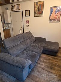 Divano letto con chaise longue. 