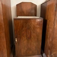 Comodino in legno con base in marmo