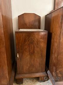 Comodino in legno con base in marmo