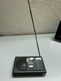 Radio sveglia digitale AM/FM a pile con adattatore