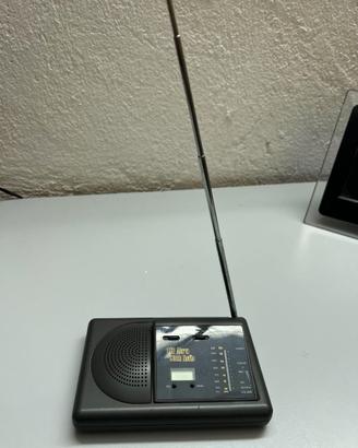 Radio sveglia digitale AM/FM a pile con adattatore