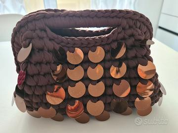 Borsa clutch color marrone con paillettes