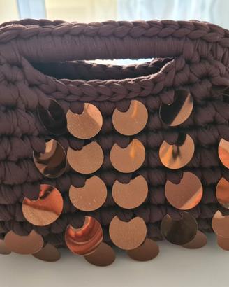 Borsa clutch color marrone con paillettes