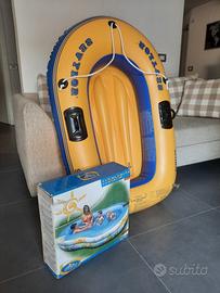 piscina più gommone