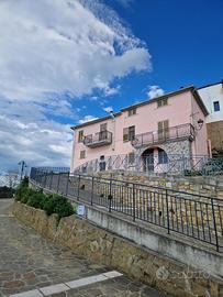 Casa su due piani con 2 appartamenti
