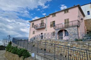 Casa su due piani con 2 appartamenti