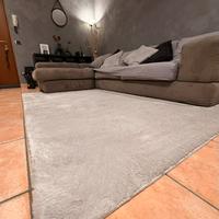 Tappeto pelo corto grigio chiaro