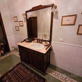Mobile bagno in olmo massello con piano in marmo.